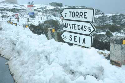 Serra da Estrela: Maior nevão deste outono está a cortar as estradas de acesso à Torre